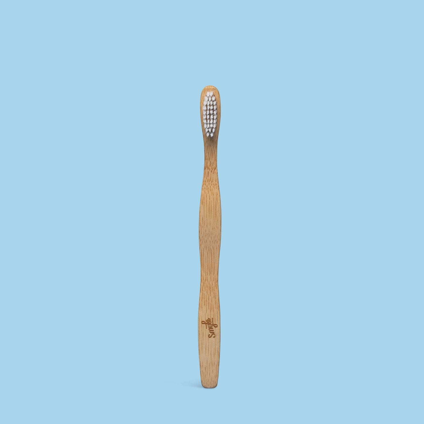 Smyle bambustannbørste laget av 100 % biologisk nedbrytbar bambus med myke, BPA-frie børstehår – plastfritt og miljøvennlig alternativ.