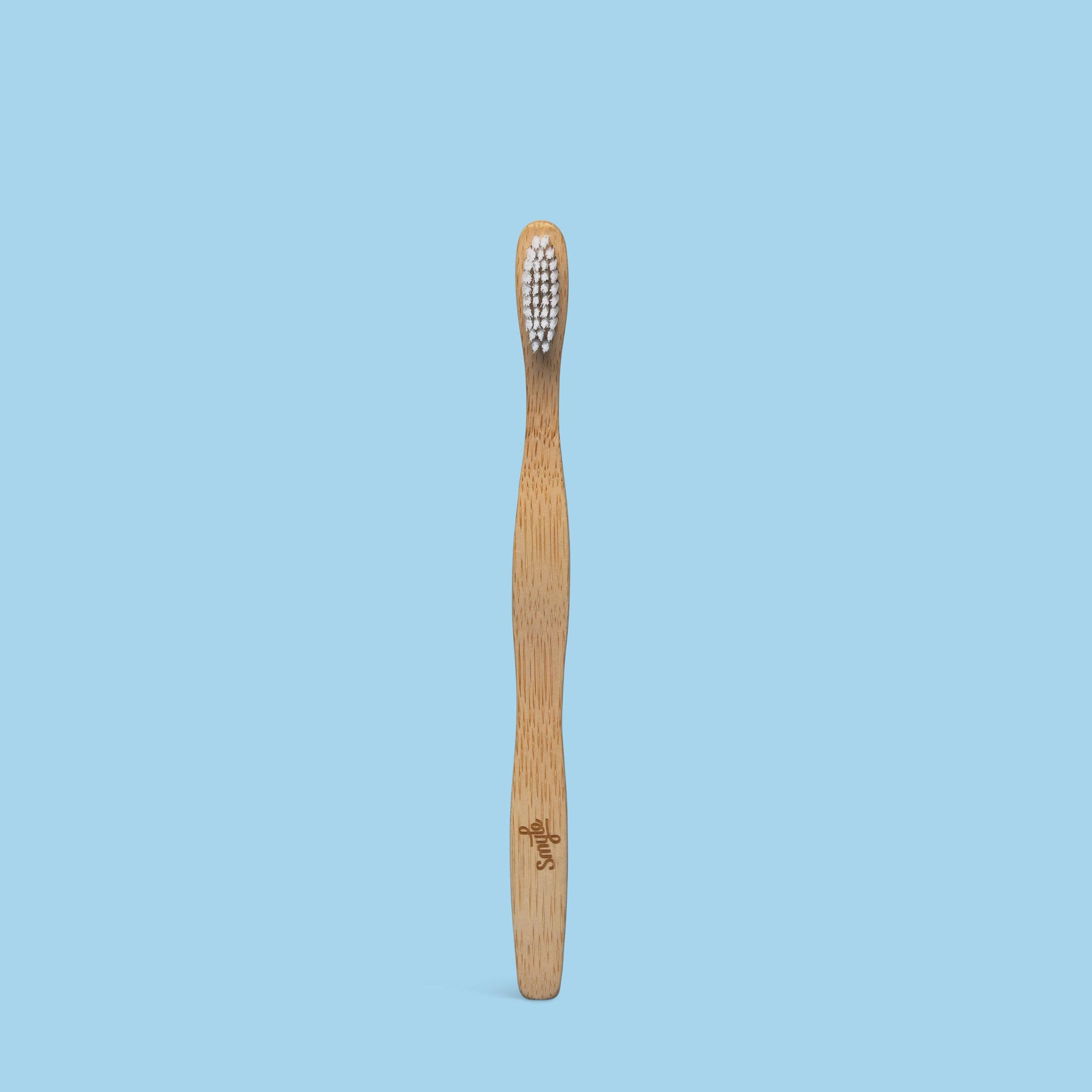 Smyle bambustannbørste laget av 100 % biologisk nedbrytbar bambus med myke, BPA-frie børstehår – plastfritt og miljøvennlig alternativ.