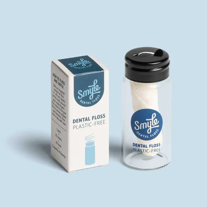 Komposterbar tanntråd laget av maisbasert PLA i refillbar glassbeholder – plastfritt, vegansk og miljøvennlig alternativ til vanlig tanntråd.